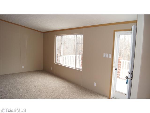 180 Mallard Road Madison, NC 27025 - Photo 4 of 16 Living Room.