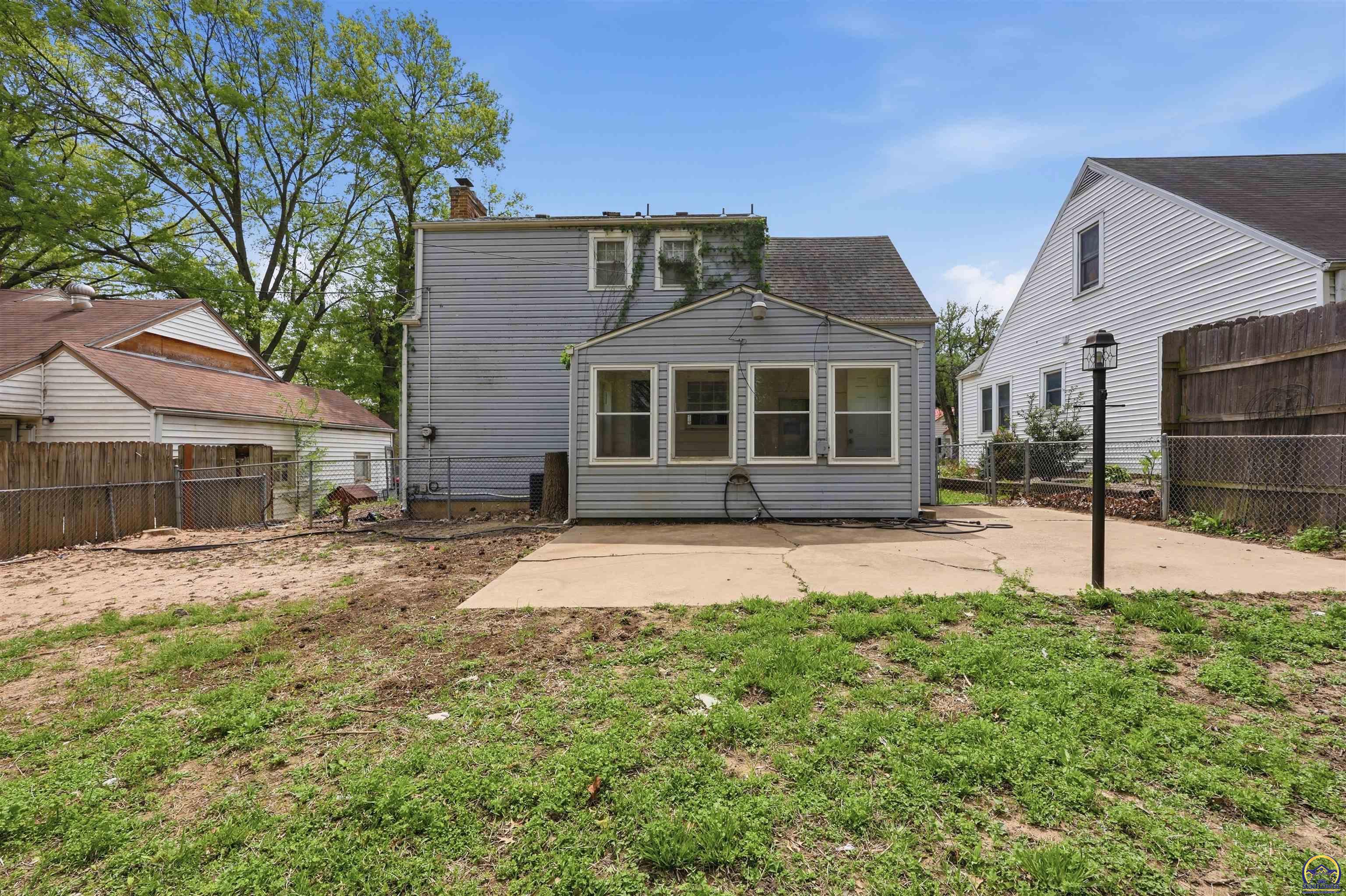 3124 Southwest 11th Street Topeka, KS 66604 - Photo 2 of 23