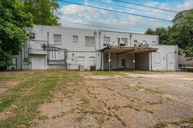 a house view with a outdoor space