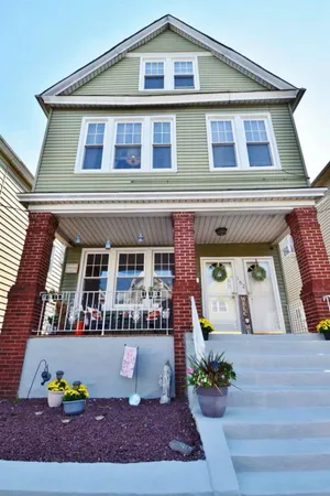 $2,700 | 162 West 32nd Street, Unit 2, Bayonne, NJ 07002