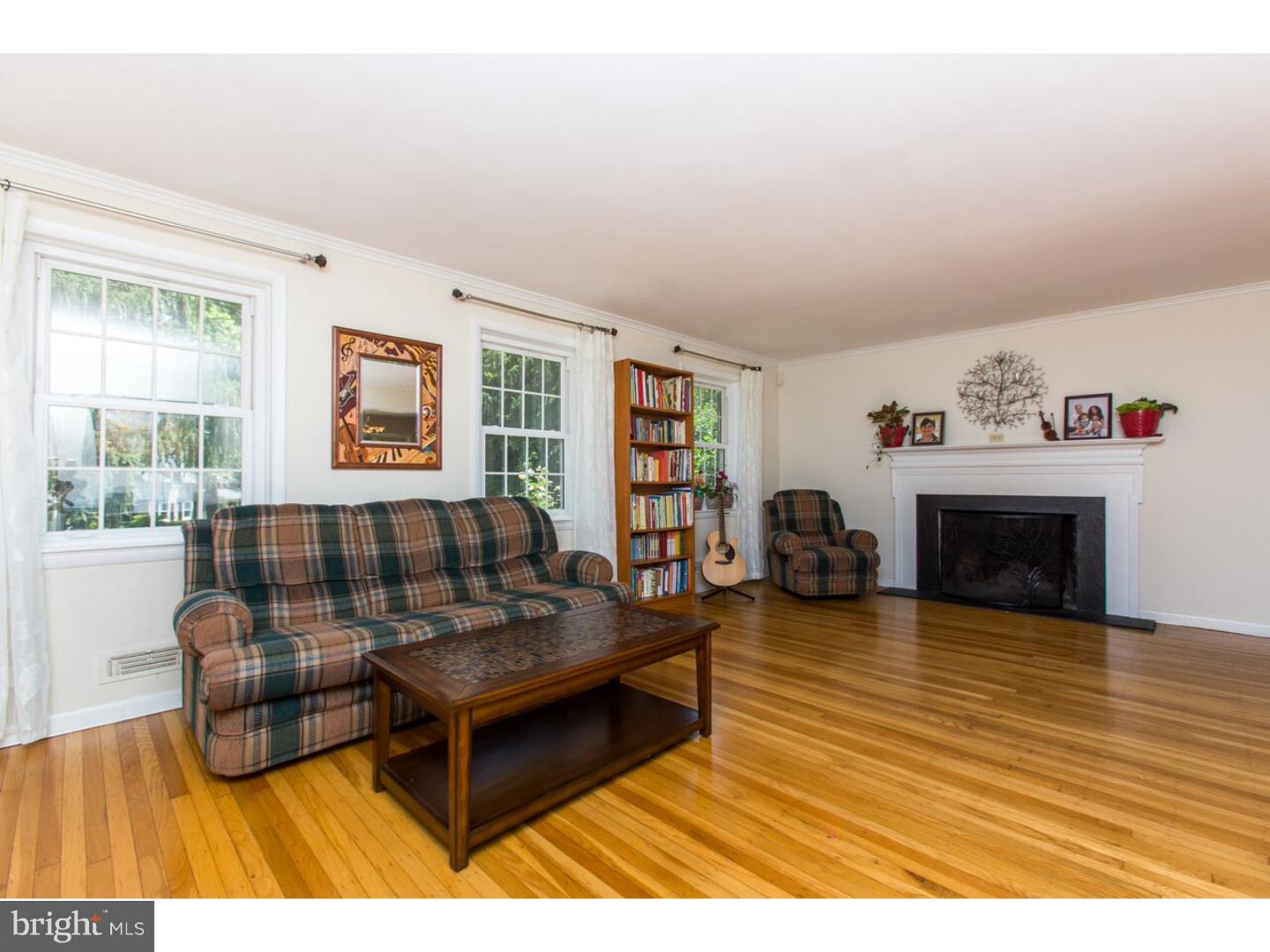 1434 Glenhardie Road Wayne, PA 19087 - Photo 3 of 25 Living Room