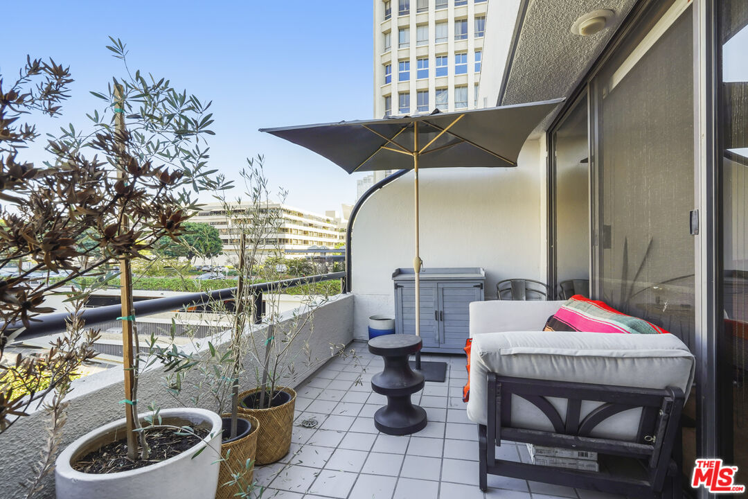 880 West 1st Street, Unit 604 Los Angeles, CA 90012 - Photo 28 of 60 a kitchen with a sink and breakfast area