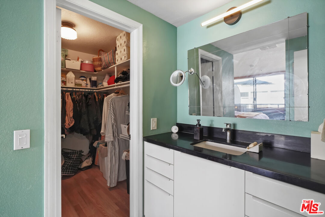 880 West 1st Street, Unit 604 Los Angeles, CA 90012 - Photo 32 of 60 a en suite bathroom with a sink and a mirror