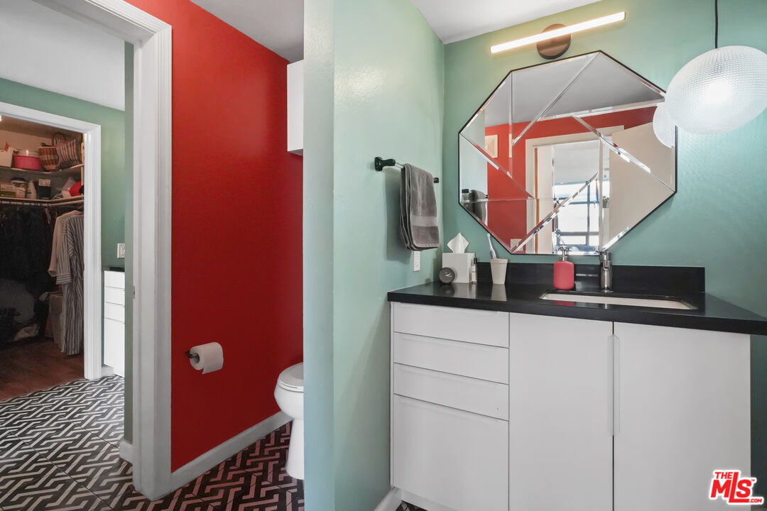 880 West 1st Street, Unit 604 Los Angeles, CA 90012 - Photo 33 of 60 a bathroom with a sink and a mirror