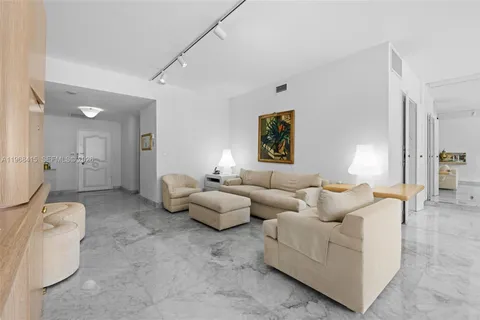 $1,095,000 | 4925 Collins Avenue, Unit 1A, Miami Beach, FL 33140