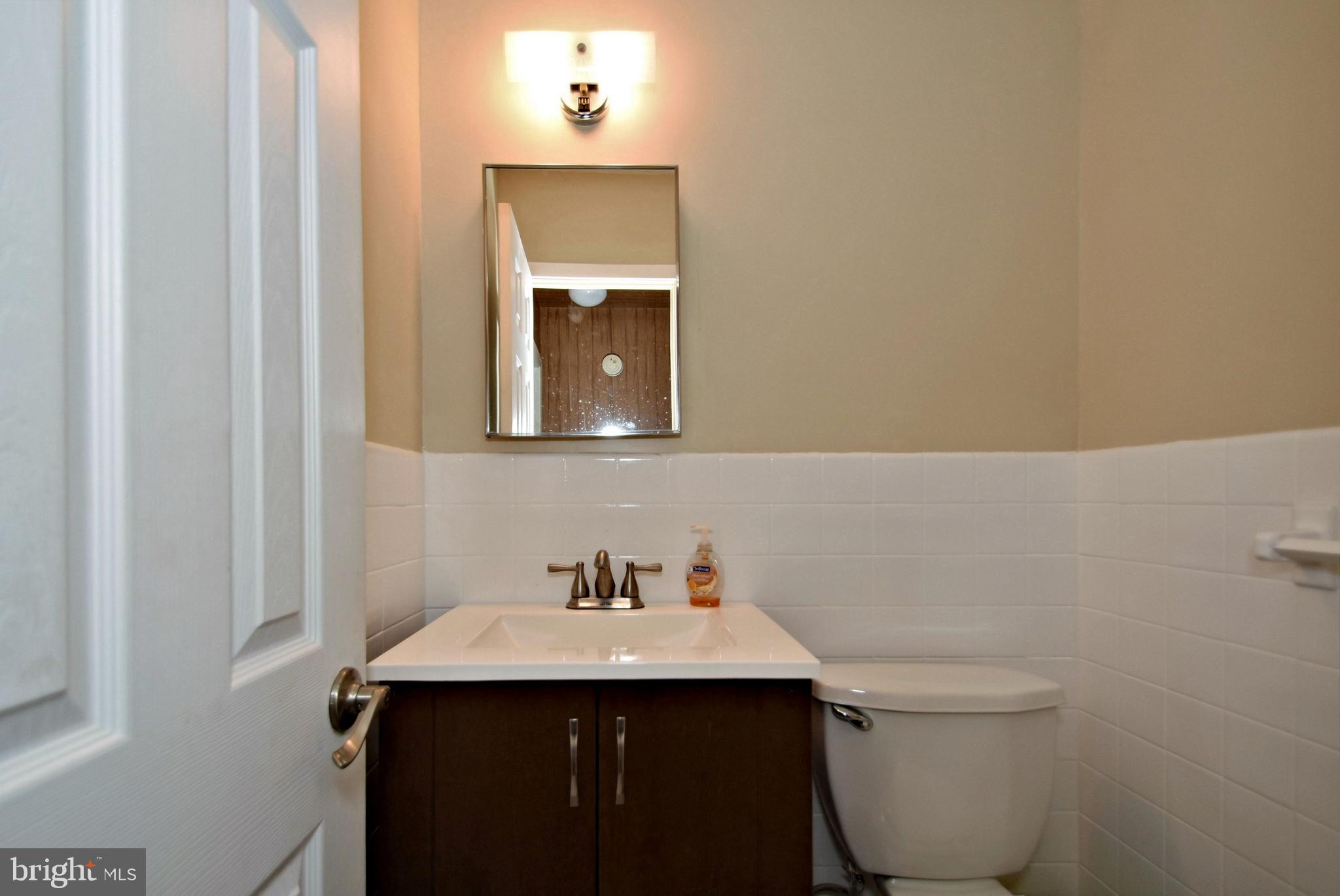 7431 Hill Road Philadelphia, PA 19128 - Photo 15 of 31 Main floor powder room