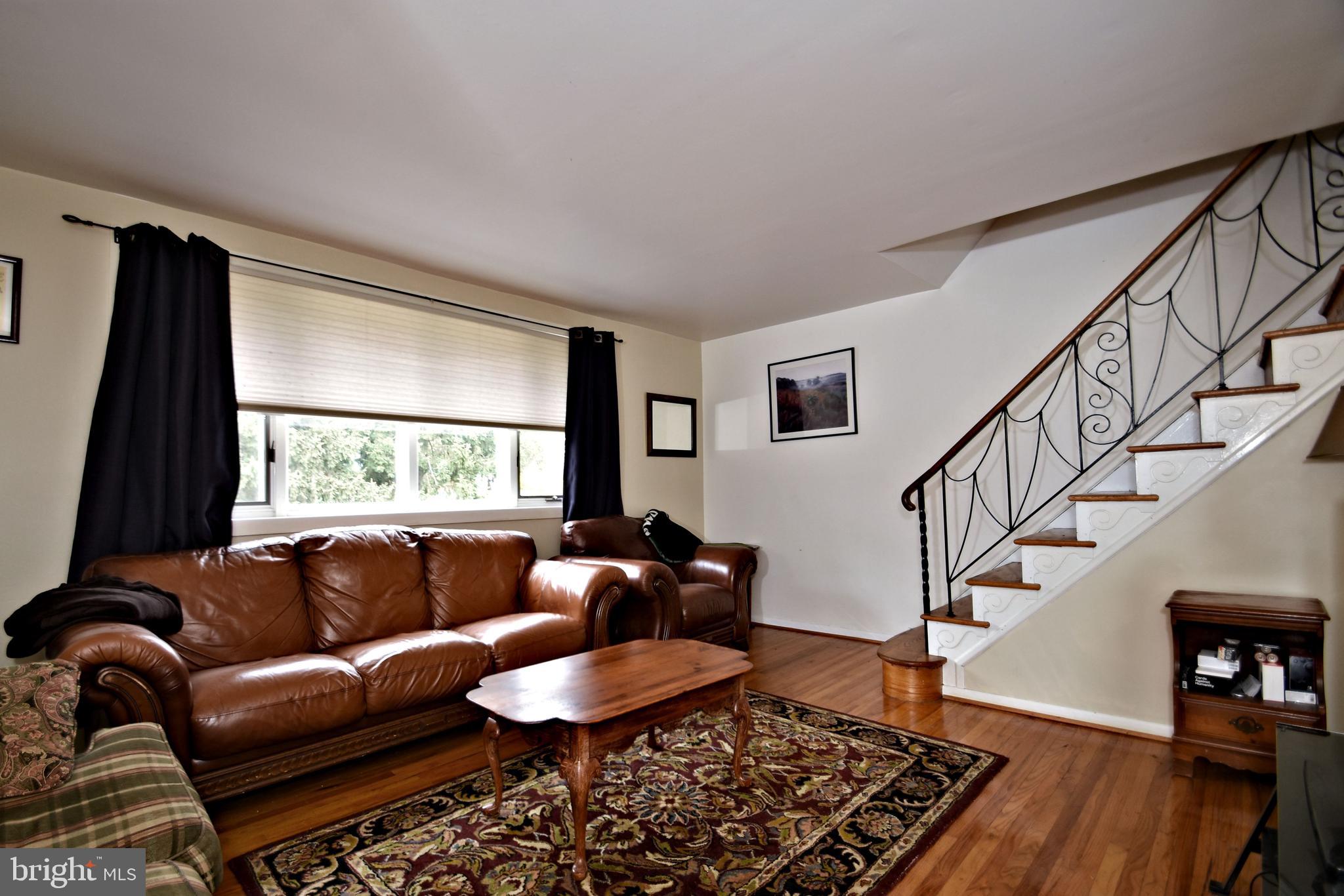 7431 Hill Road Philadelphia, PA 19128 - Photo 3 of 31 Living room