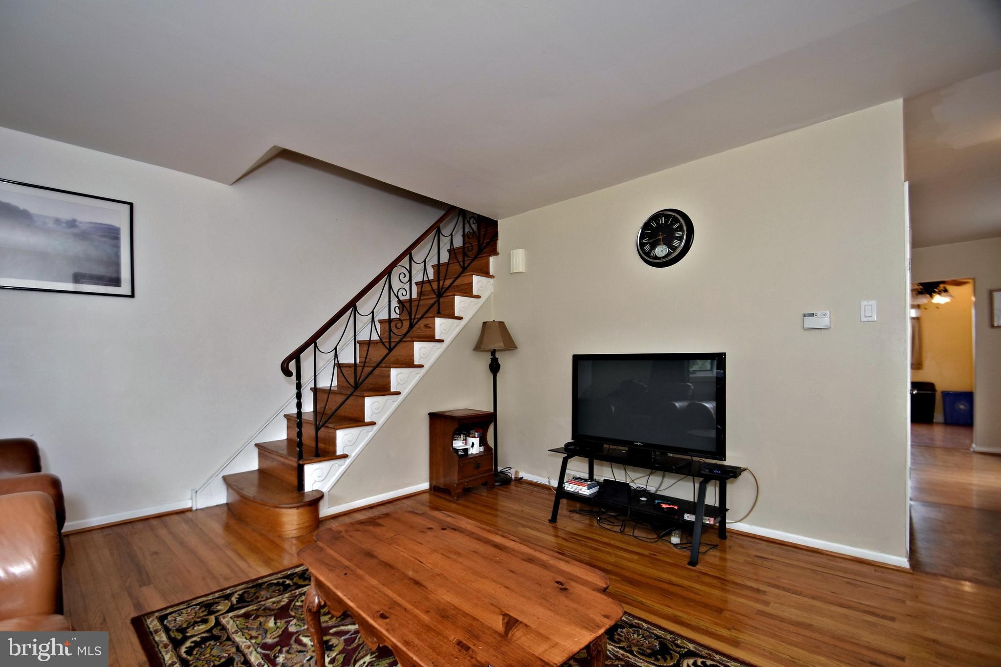7431 Hill Road Philadelphia, PA 19128 - Photo 4 of 31 Living room