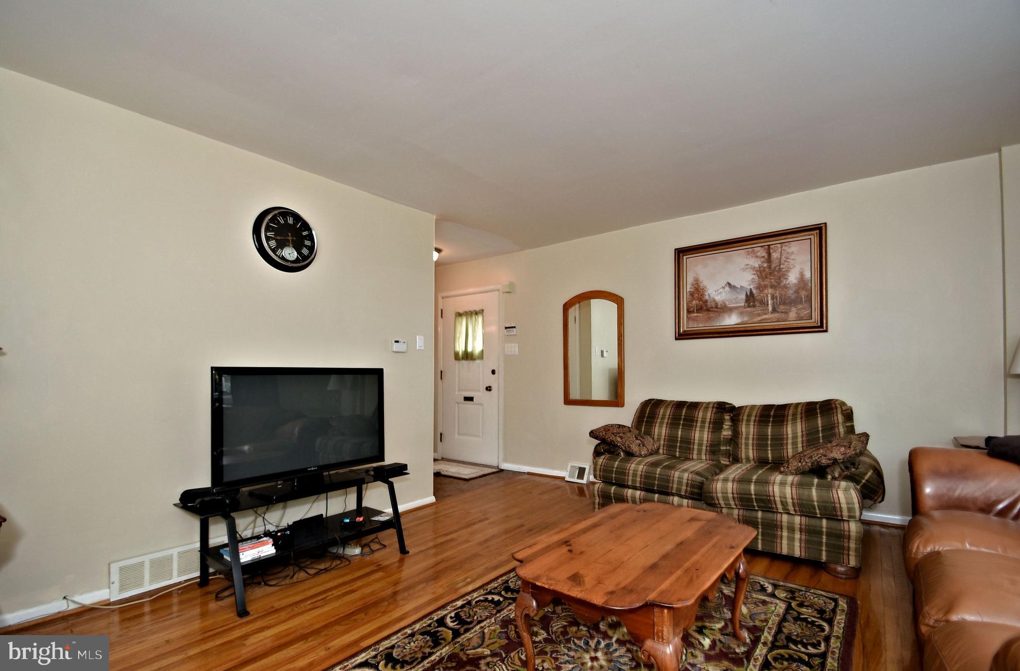 7431 Hill Road Philadelphia, PA 19128 - Photo 5 of 31 Living room