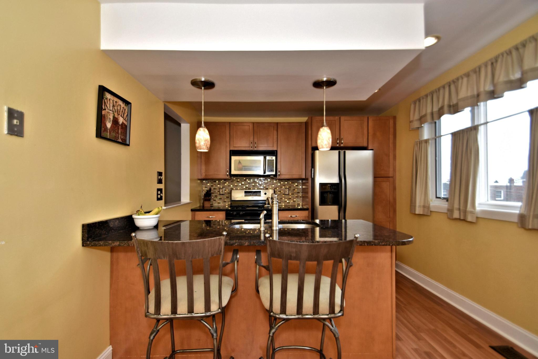 7431 Hill Road Philadelphia, PA 19128 - Photo 10 of 31 Kitchen with peninsula