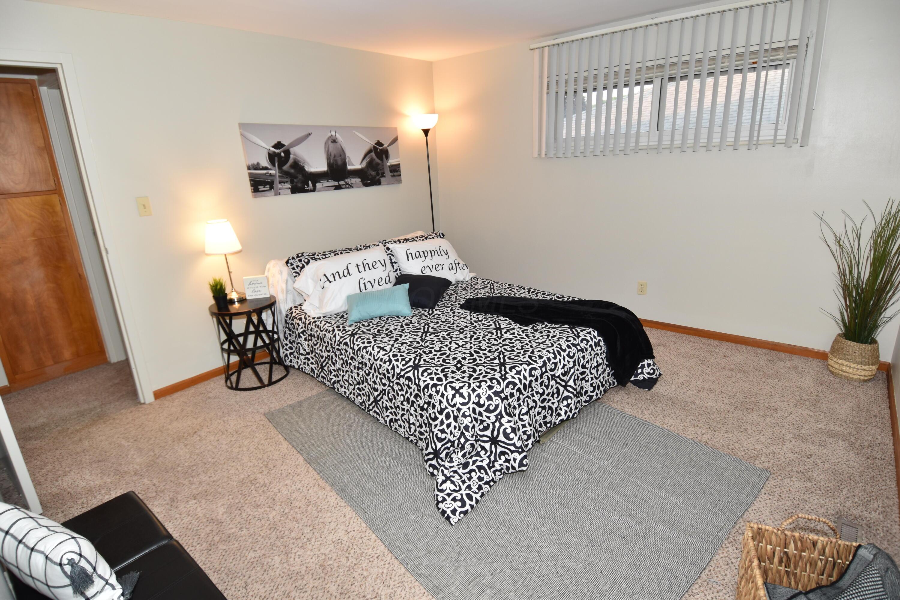 7075 Bartlett Road Reynoldsburg, OH 43068 - Photo 19 of 34 Owners Bedroom