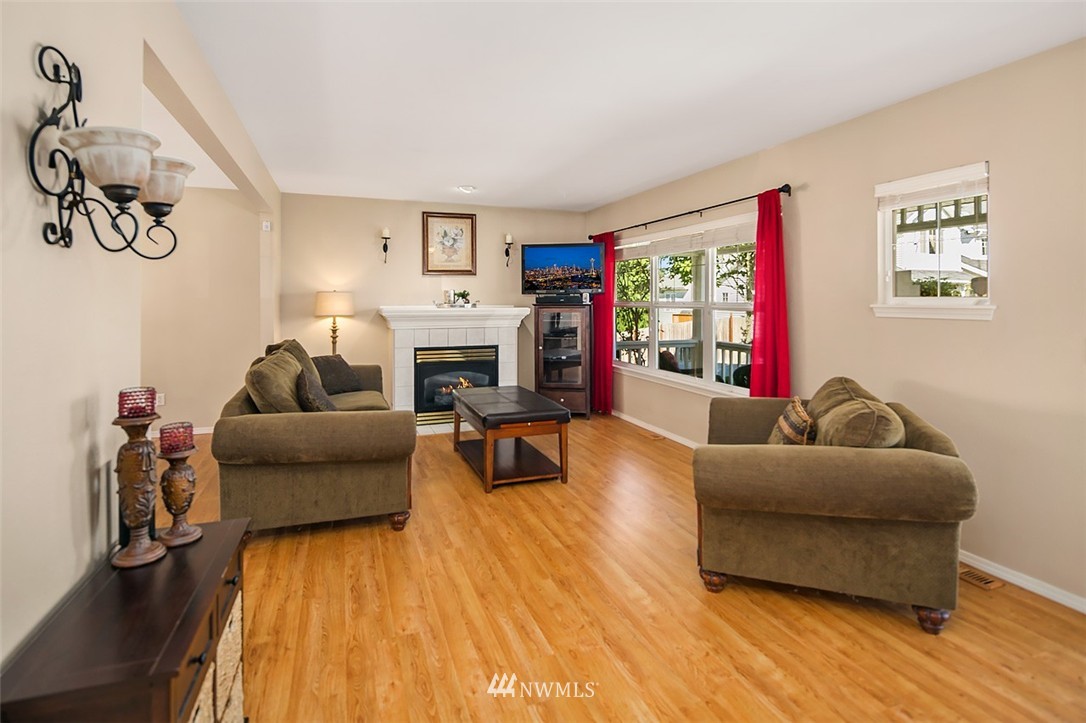 3713 Northeast 5th Street Renton, WA 98056 - Photo 4 of 22