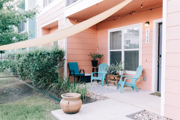 a table and chair sitting in front of a house