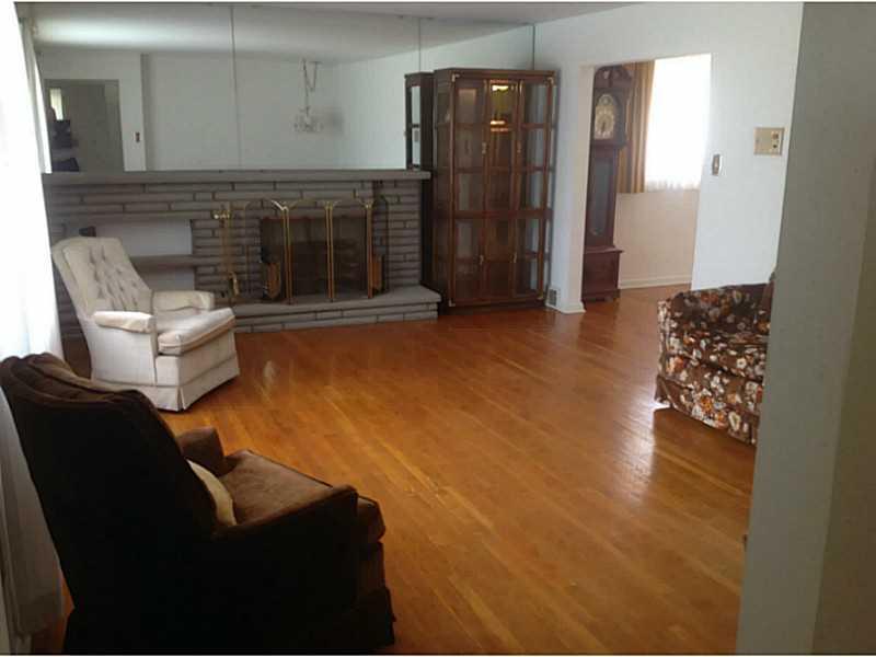 23 Bellview Drive McKees Rocks, PA 15136 - Photo 2 of 20 Living Room.