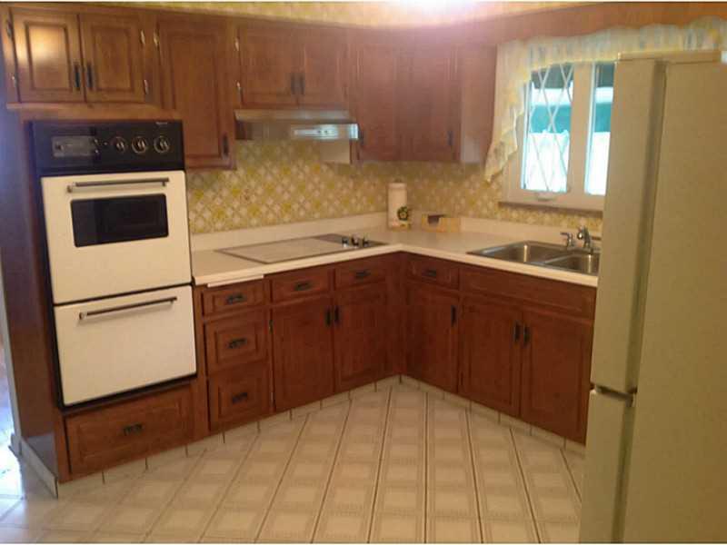 23 Bellview Drive McKees Rocks, PA 15136 - Photo 4 of 20 Kitchen.