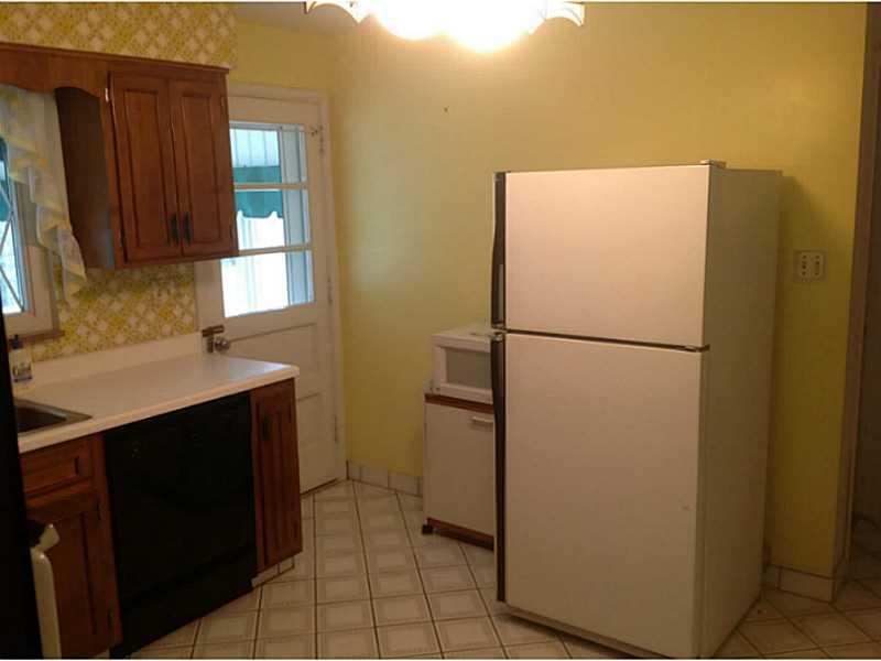 23 Bellview Drive McKees Rocks, PA 15136 - Photo 5 of 20 Kitchen.