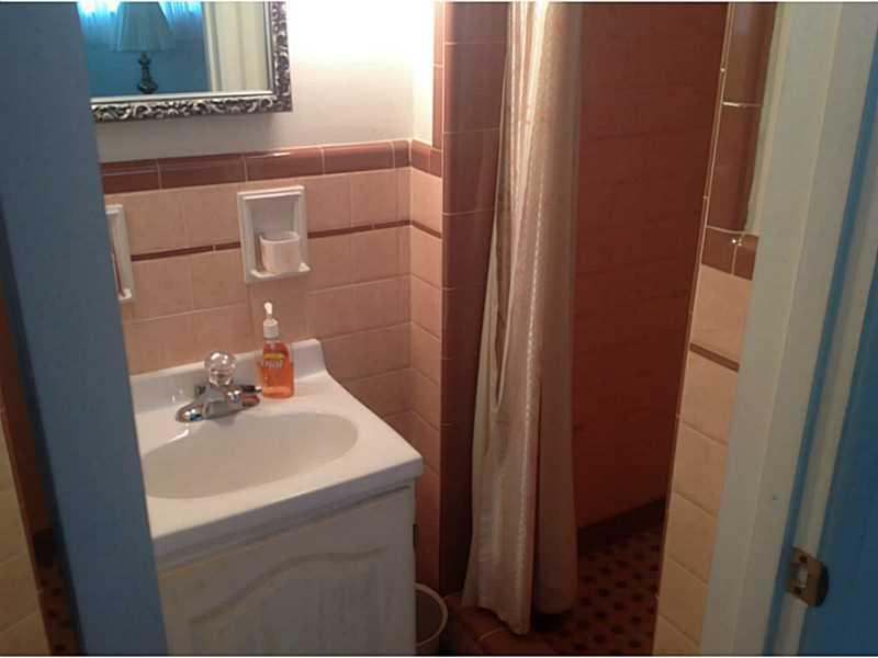 23 Bellview Drive McKees Rocks, PA 15136 - Photo 8 of 20 Full Bath.