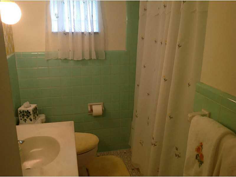 23 Bellview Drive McKees Rocks, PA 15136 - Photo 10 of 20 Full Bath.