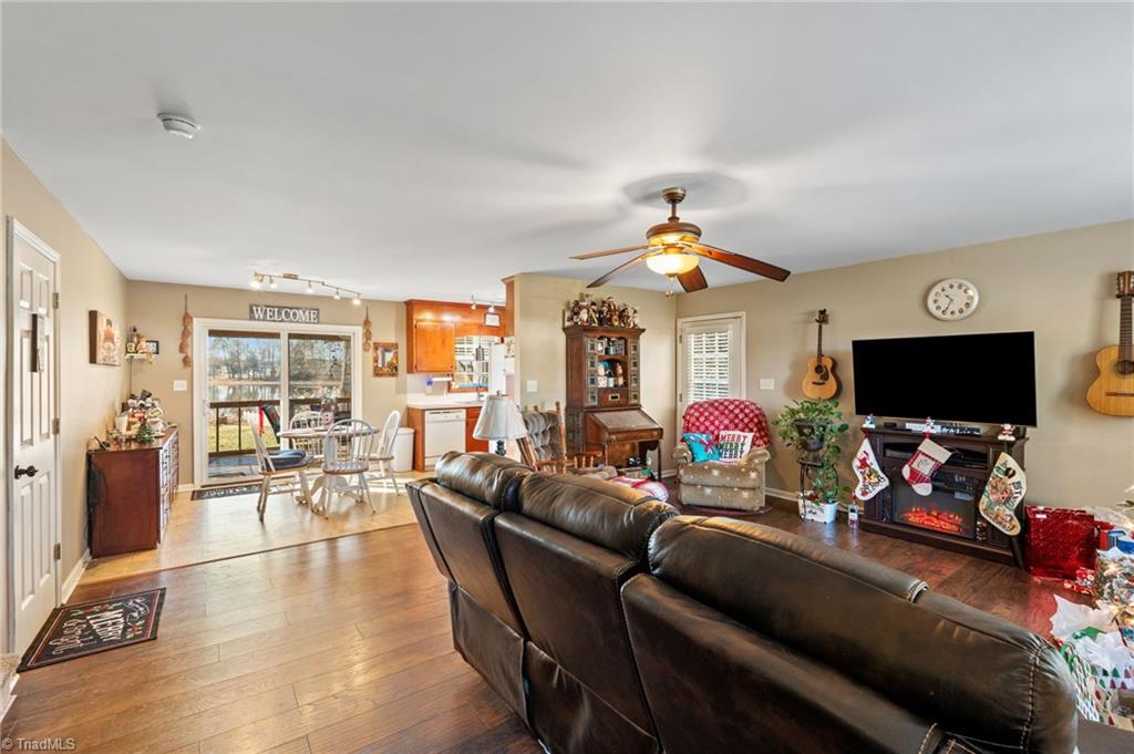 1586 Riverview Rd Extension Lexington, NC 27292 - Photo 5 of 49 Living Room