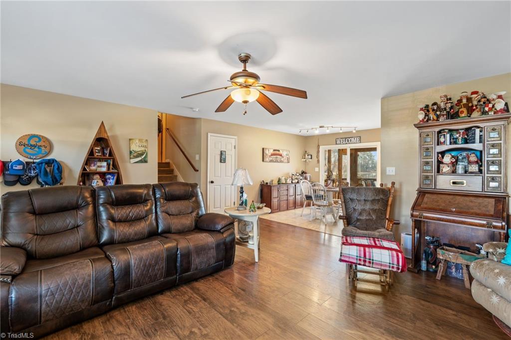 1586 Riverview Rd Extension Lexington, NC 27292 - Photo 6 of 49 Living Room
