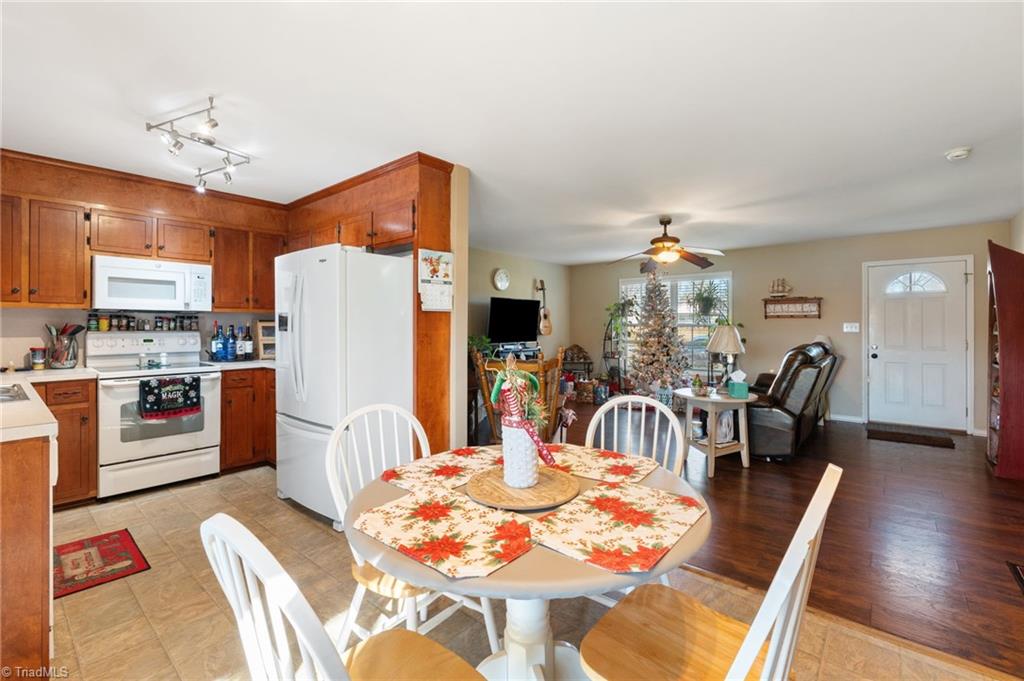 1586 Riverview Rd Extension Lexington, NC 27292 - Photo 10 of 49 Kitchen