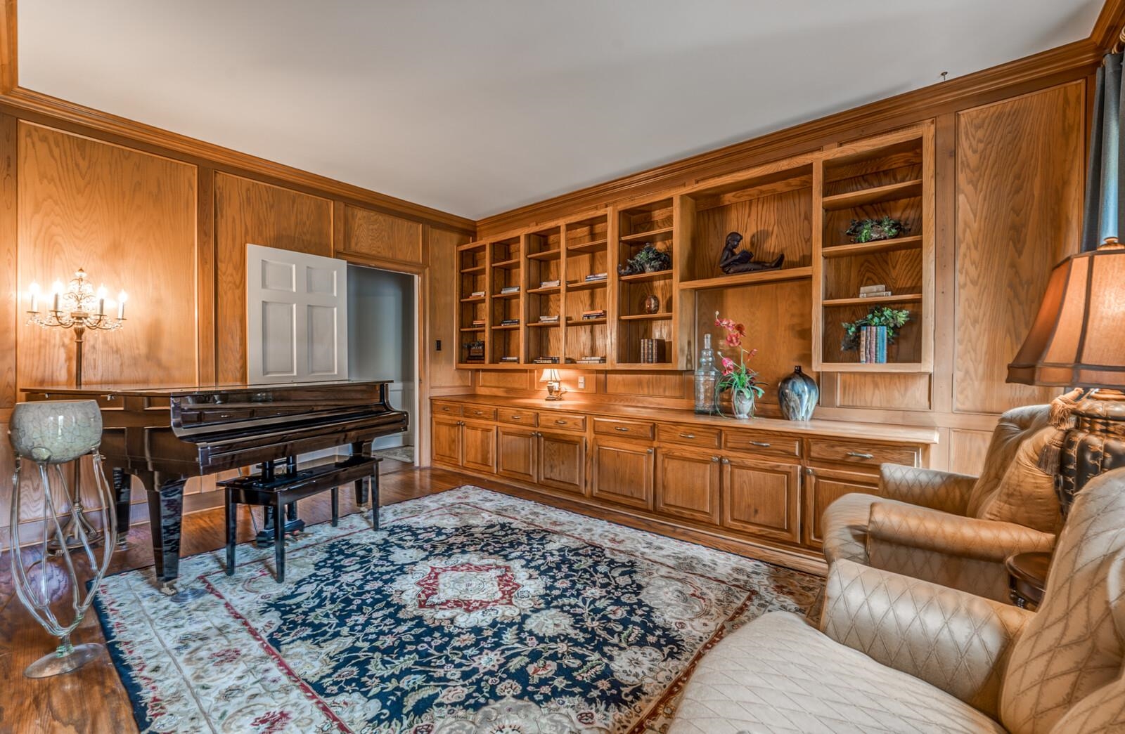 601 North Walnut Bend Road Memphis, TN 38018 - Photo 3 of 25 a room with furniture wooden floor and a rug