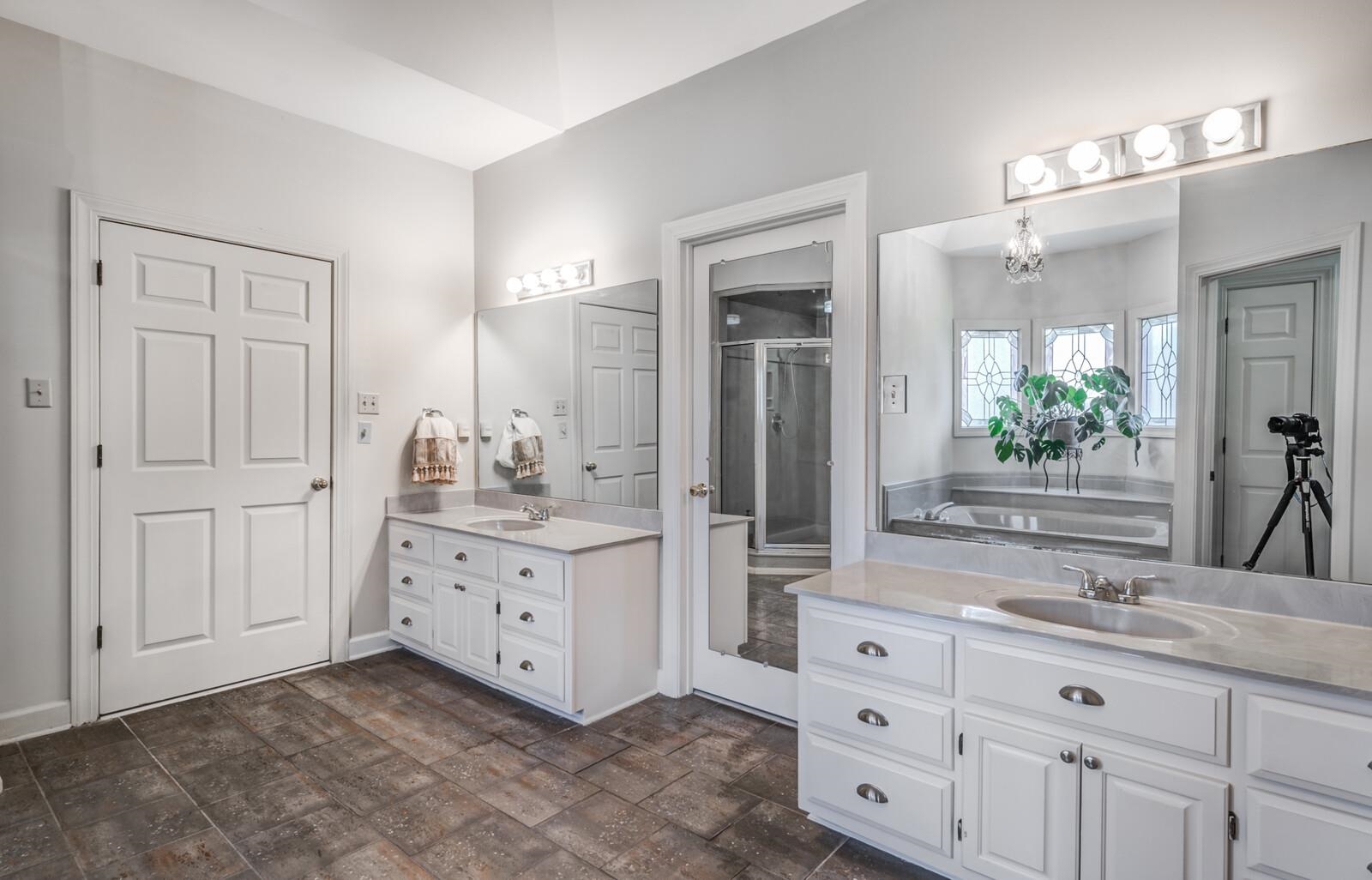 601 North Walnut Bend Road Memphis, TN 38018 - Photo 10 of 25 a spacious bathroom with double sink and a mirror