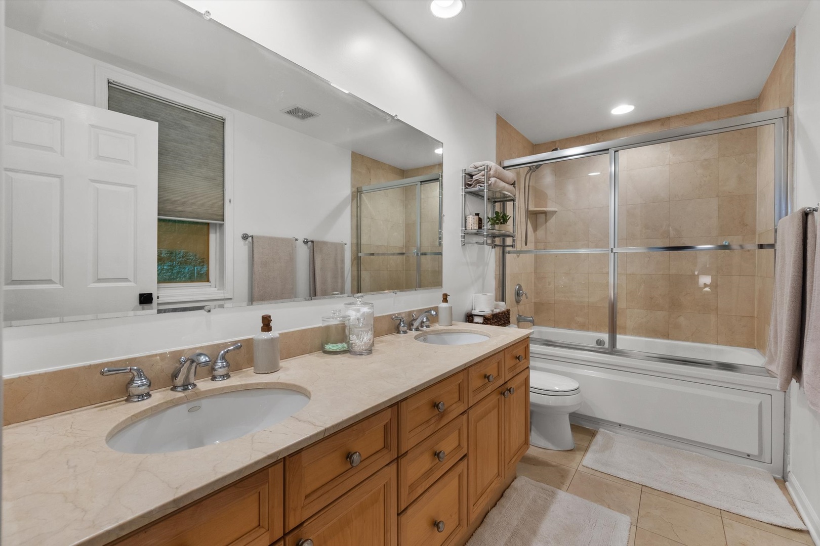 3531 North Reta Avenue, Unit 1 Chicago, IL 60657 - Photo 21 of 63 a bathroom with a double vanity sink toilet mirror and bathtub