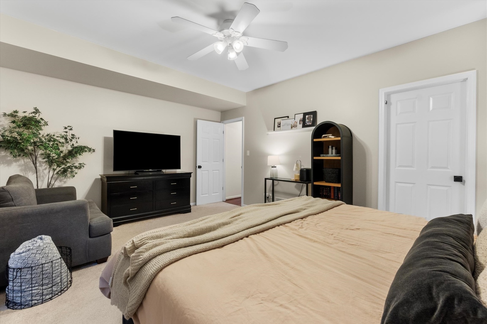 3531 North Reta Avenue, Unit 1 Chicago, IL 60657 - Photo 24 of 63 a bedroom with a bed and a flat screen tv