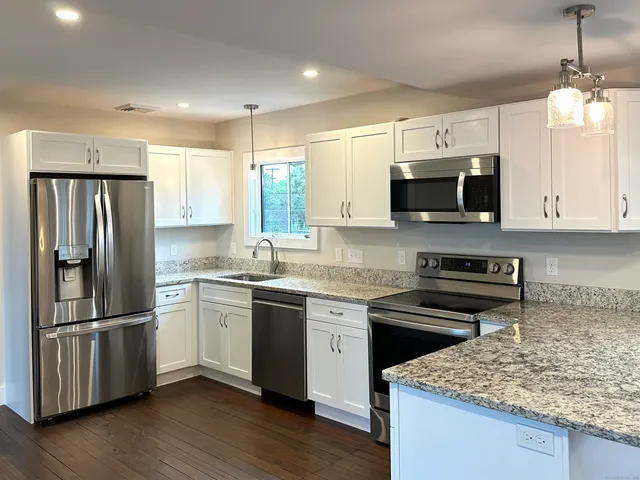 $2,600 | 20 Mechanic Street, Unit 2, Stonington, CT 06379