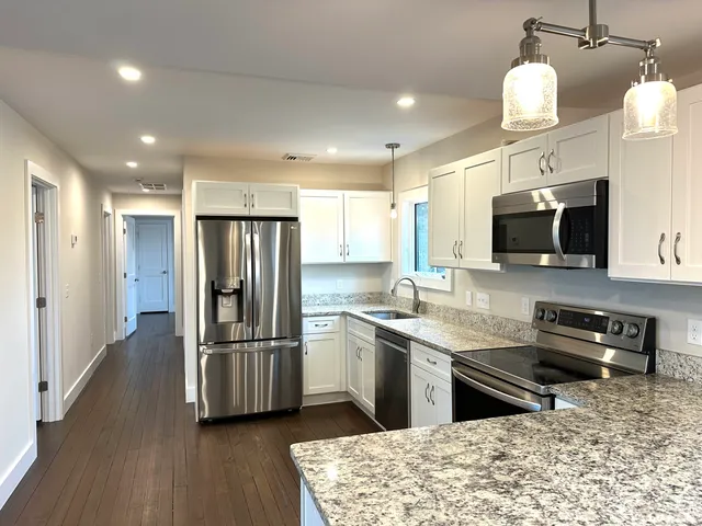 $2,600 | 20 Mechanic Street, Unit 2, Stonington, CT 06379