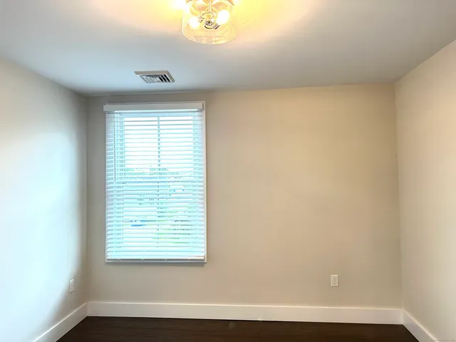 $2,600 | 20 Mechanic Street, Unit 2, Stonington, CT 06379