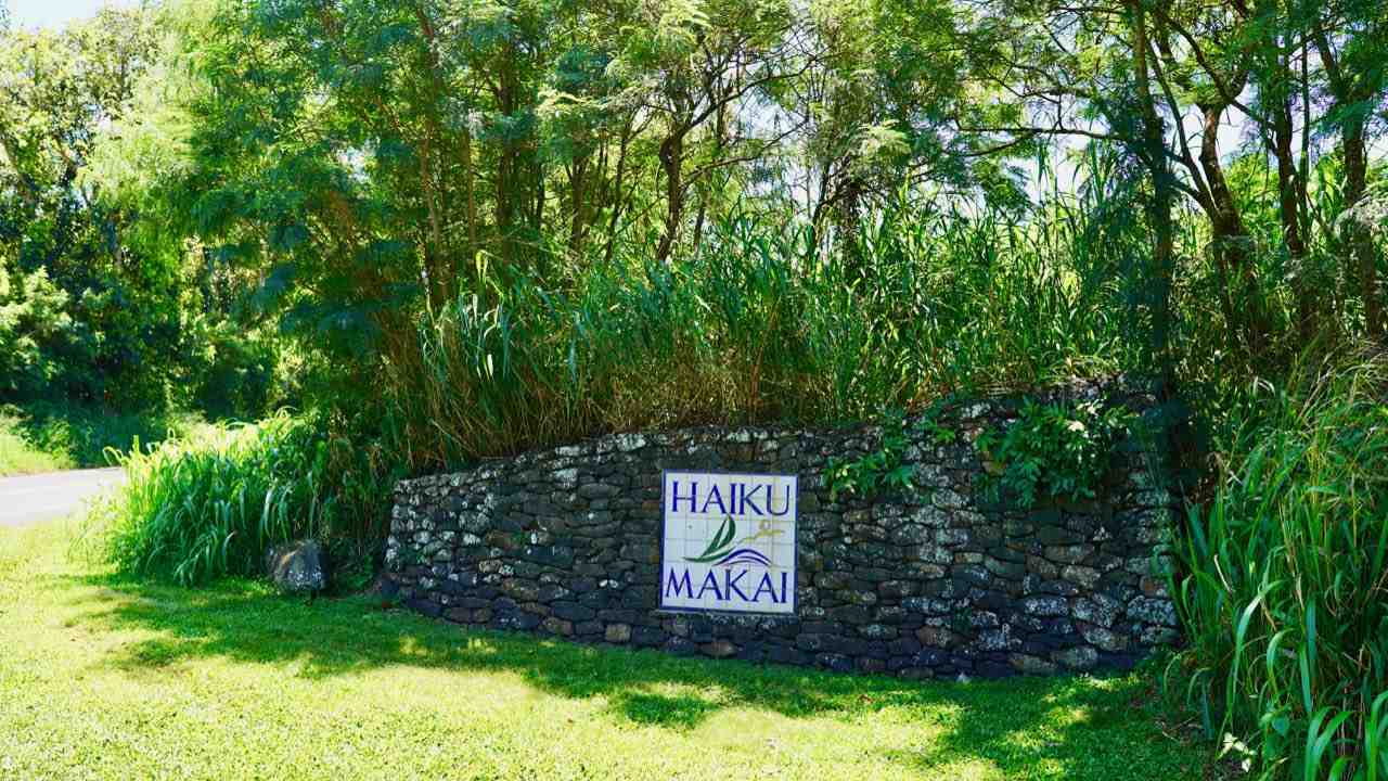52 Piialii Street Haiku, HI 96708 - Photo 23 of 29 a sign that is sitting in front of a tree