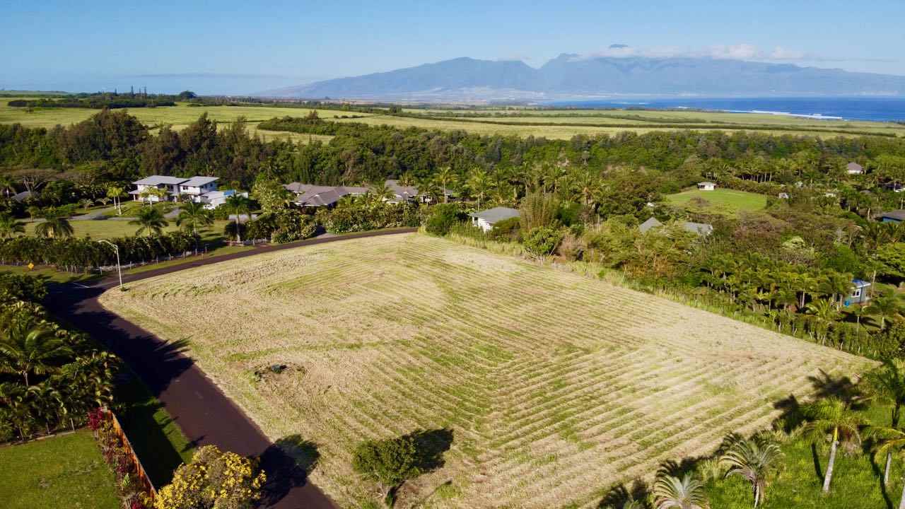 52 Piialii Street Haiku, HI 96708 - Photo 3 of 29 a view of an ocean from a yard