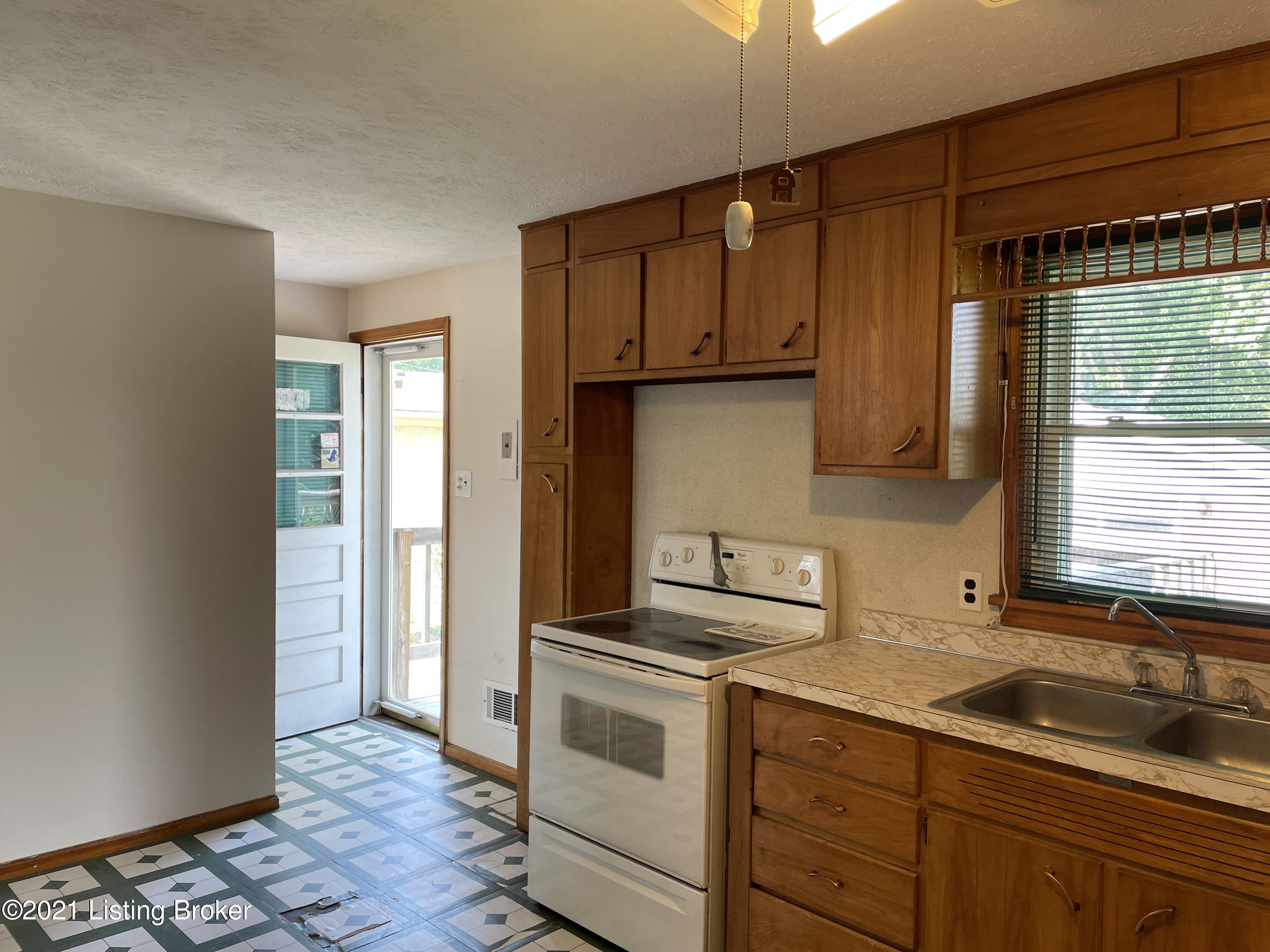 7604 Terry Road Louisville, KY 40258 - Photo 9 of 21 kitchen