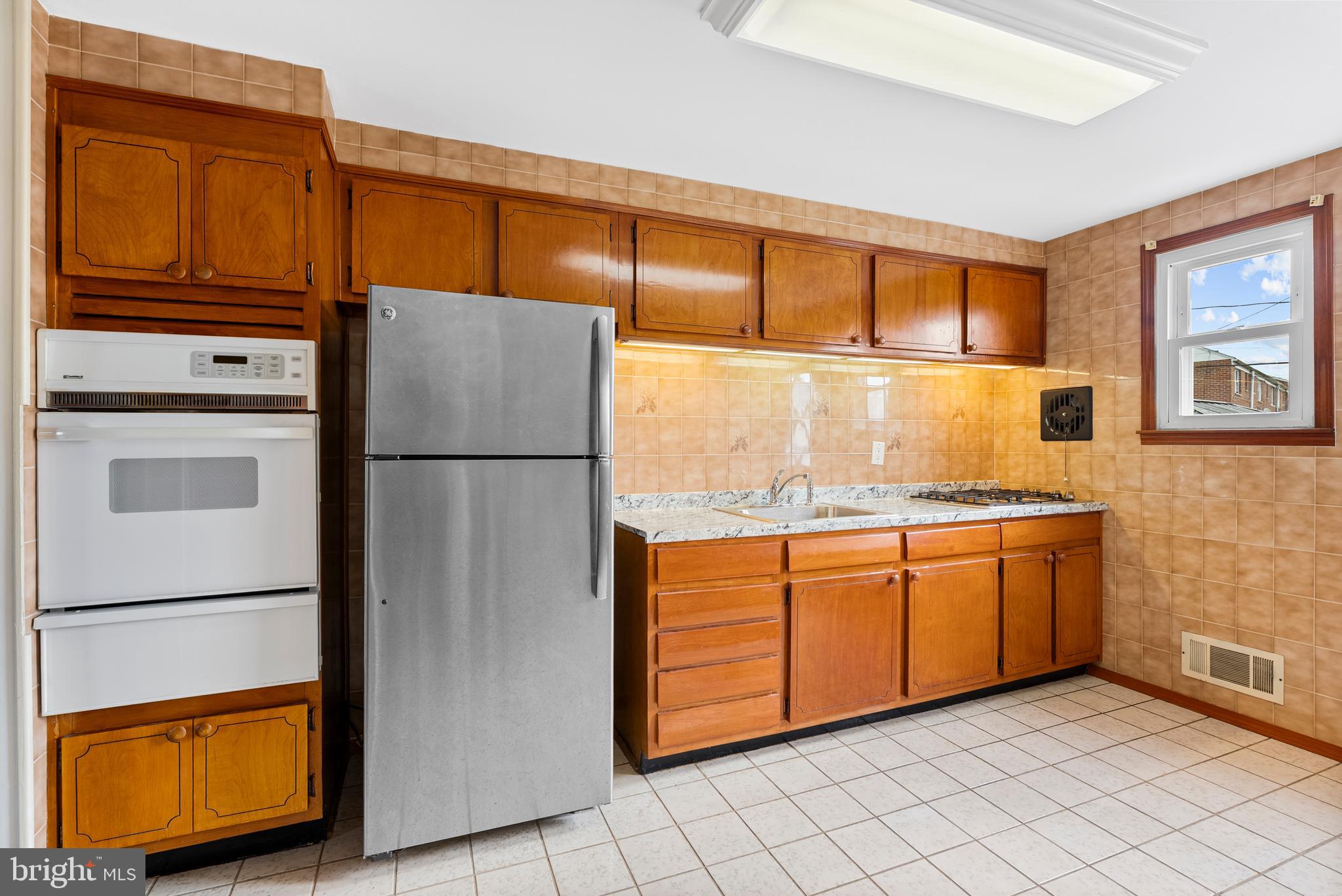 1041 Foxwood Lane Baltimore, MD 21221 - Photo 14 of 45 a kitchen with stainless steel appliances granite countertop a refrigerator and a sink