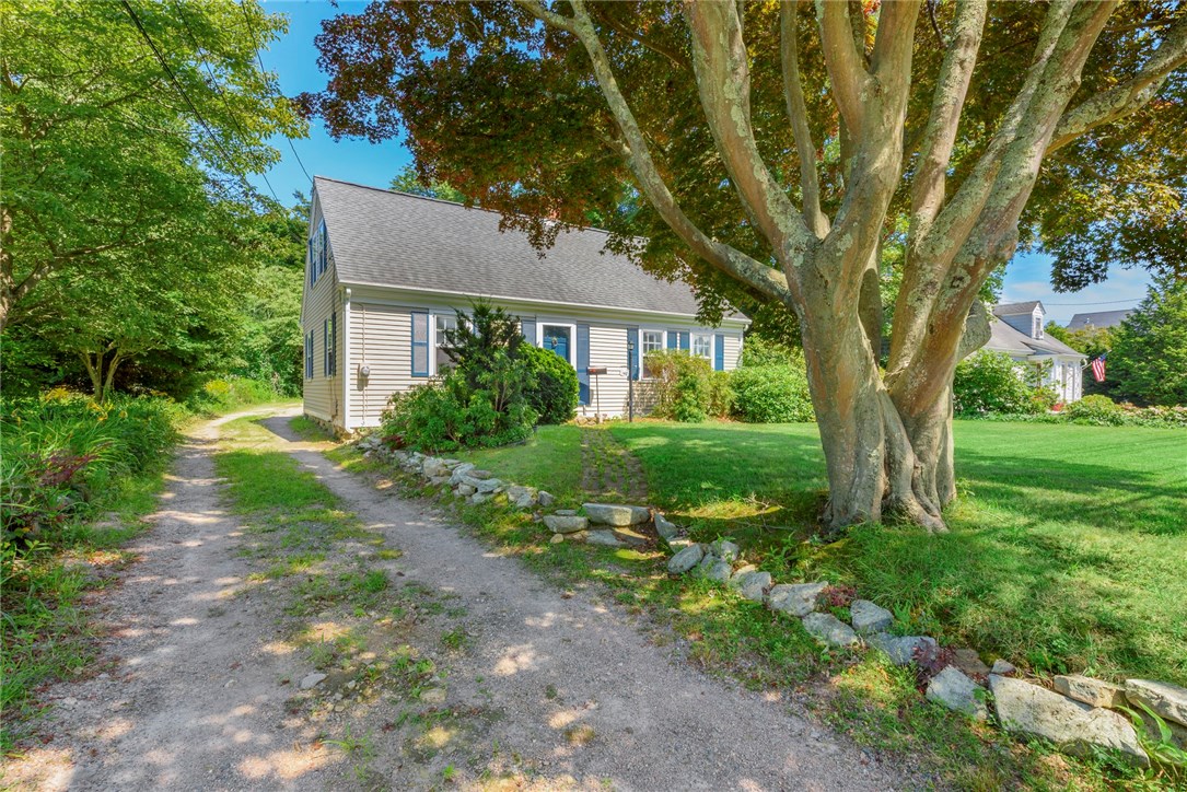 Quintessential cottage with dirt drive!