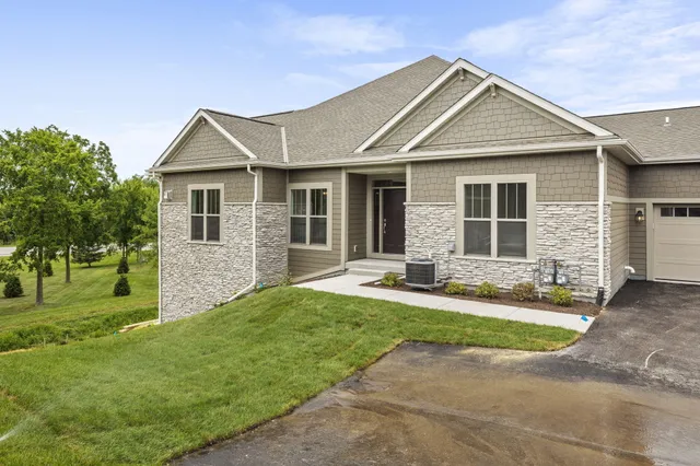 $674,900 | N28W25285 Pkwy Rdg Circle, Unit C BLDG 14 49, Pewaukee, WI 53072