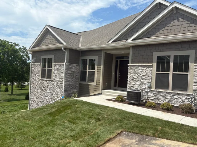 $674,900 | N28W25285 Pkwy Rdg Circle, Unit C BLDG 14 49, Pewaukee, WI 53072