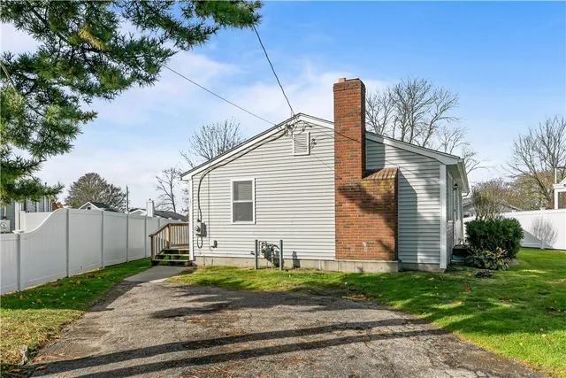 $999,998 | 162 Center Avenue, Middletown, RI 02842