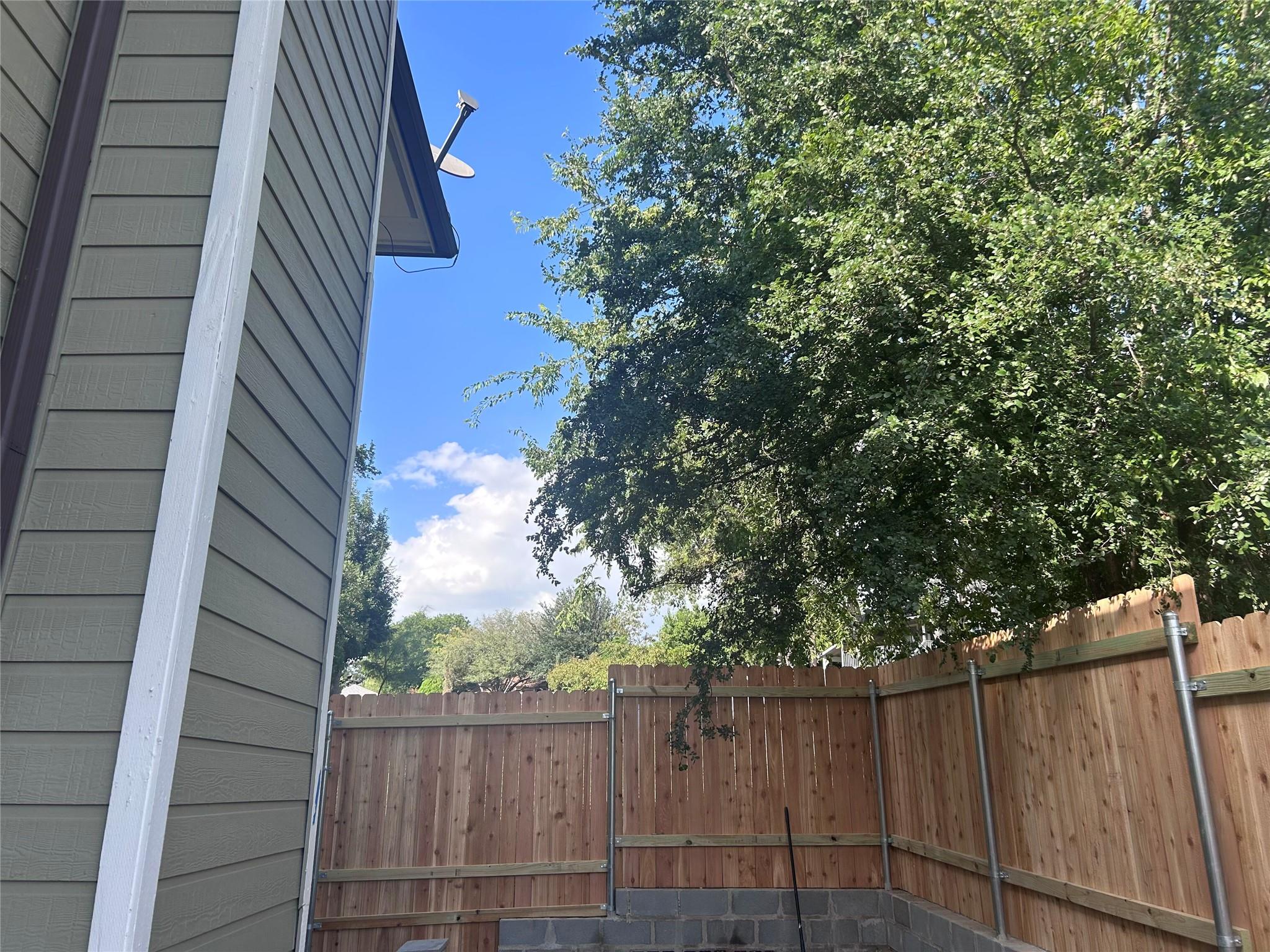 5708 Spring Meadow Road, Unit B Austin, TX 78744 - Photo 20 of 23 View of side of property
