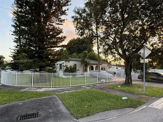 a view of a house with a backyard