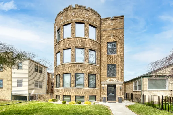 $2,795 | 2550 West Balmoral Avenue, Unit 1, Chicago, IL 60625