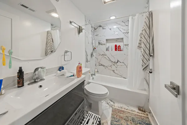$2,795 | 2550 West Balmoral Avenue, Unit 1, Chicago, IL 60625