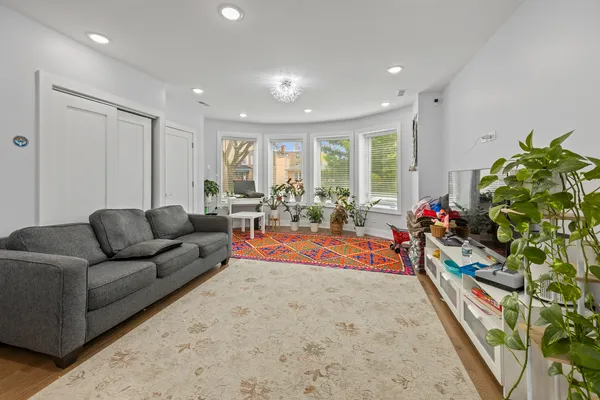 $2,795 | 2550 West Balmoral Avenue, Unit 1, Chicago, IL 60625