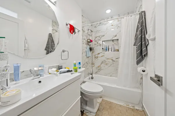 $2,795 | 2550 West Balmoral Avenue, Unit 1, Chicago, IL 60625