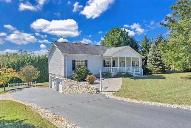 a view of a house with a yard