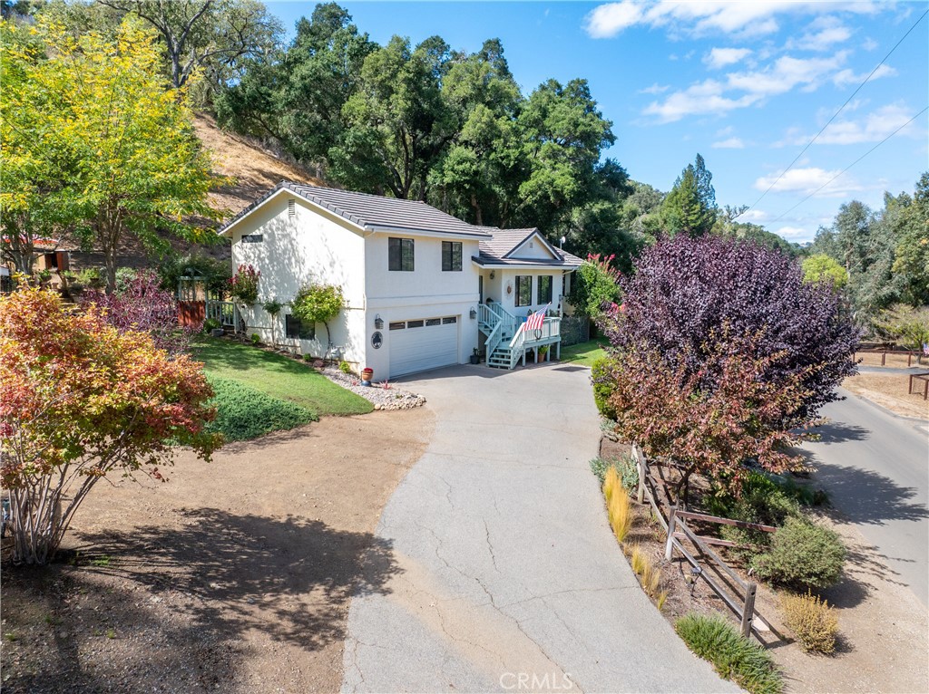 11625 Cenegal Road Atascadero, CA 93422 - Photo 3 of 65 The gently curving driveway brings you gracefully up to the home, setting the stage for the peaceful retreat that awaits among the oaks.