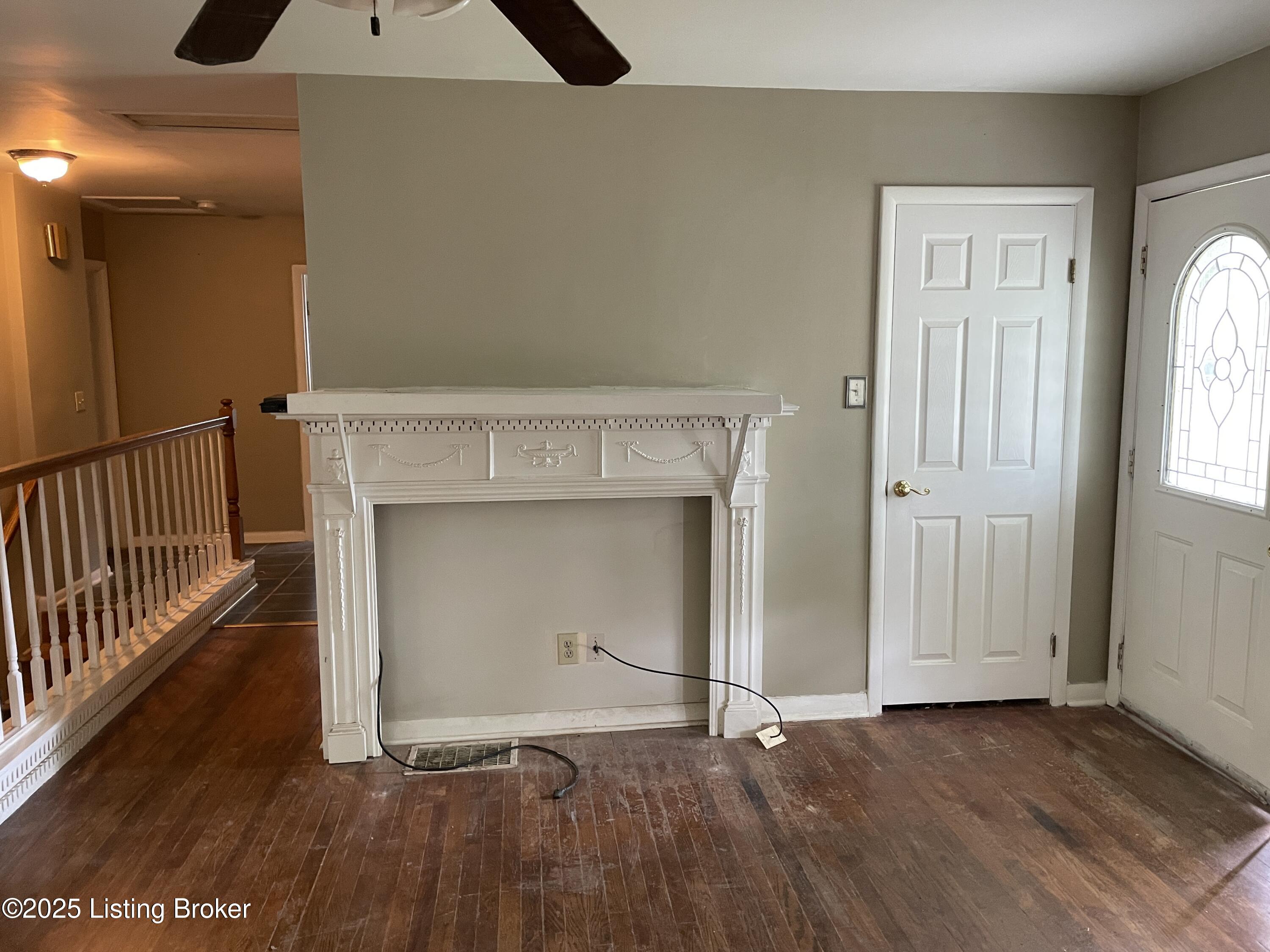 2924 Rio Rita Avenue Louisville, KY 40220 - Photo 5 of 24 Living Room