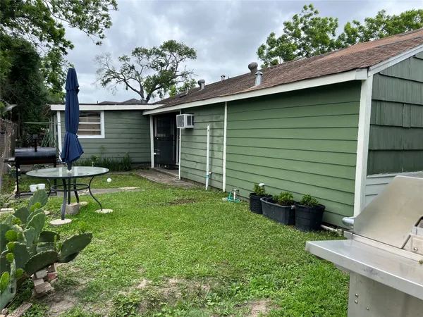 a view of a house with a yard and garage